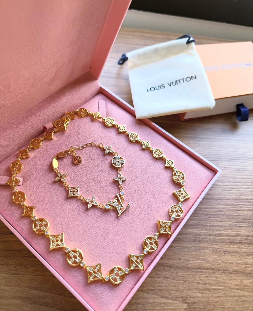 CONJUNTO COLAR E PULSEIRA LV CRAVEJADO SEMIJOIA | BANHADO A OURO 18K