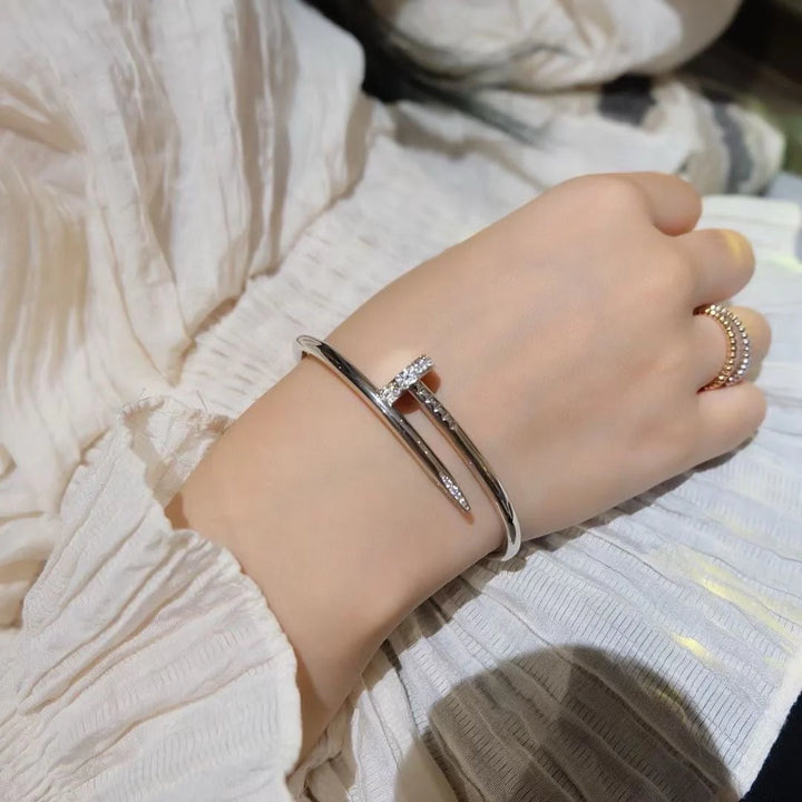 Bracelete Prego Ponta Cravejada Banhado a Ouro 18k