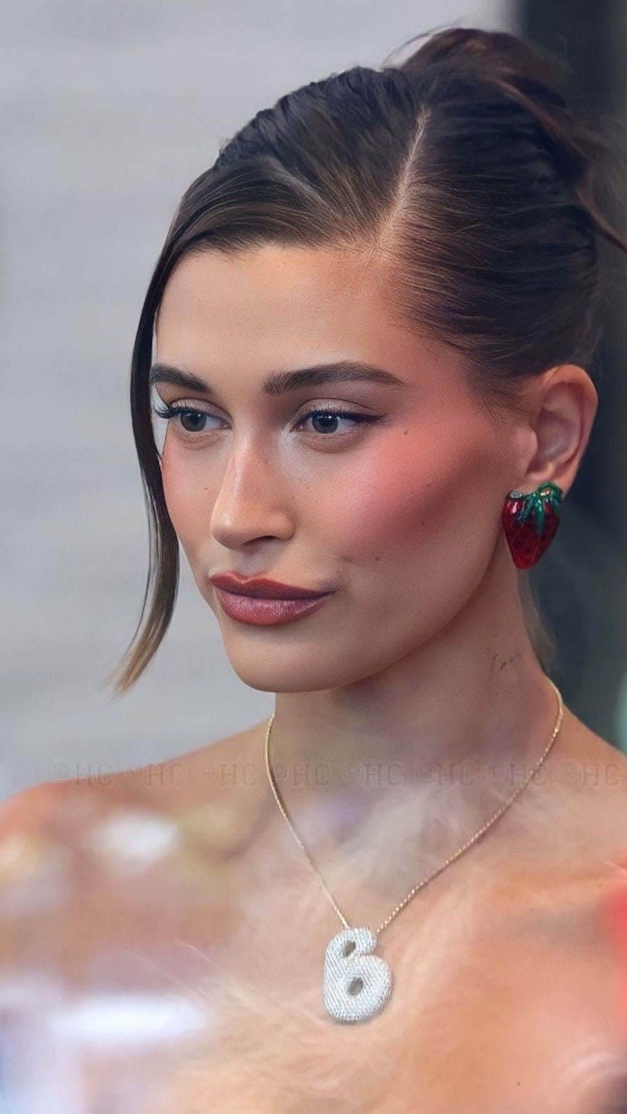 Colar Hailey Bieber Pingente Letra