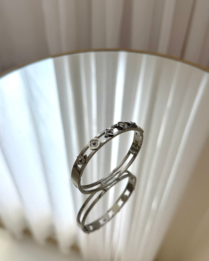 Bracelete LV Flor Madrepérola