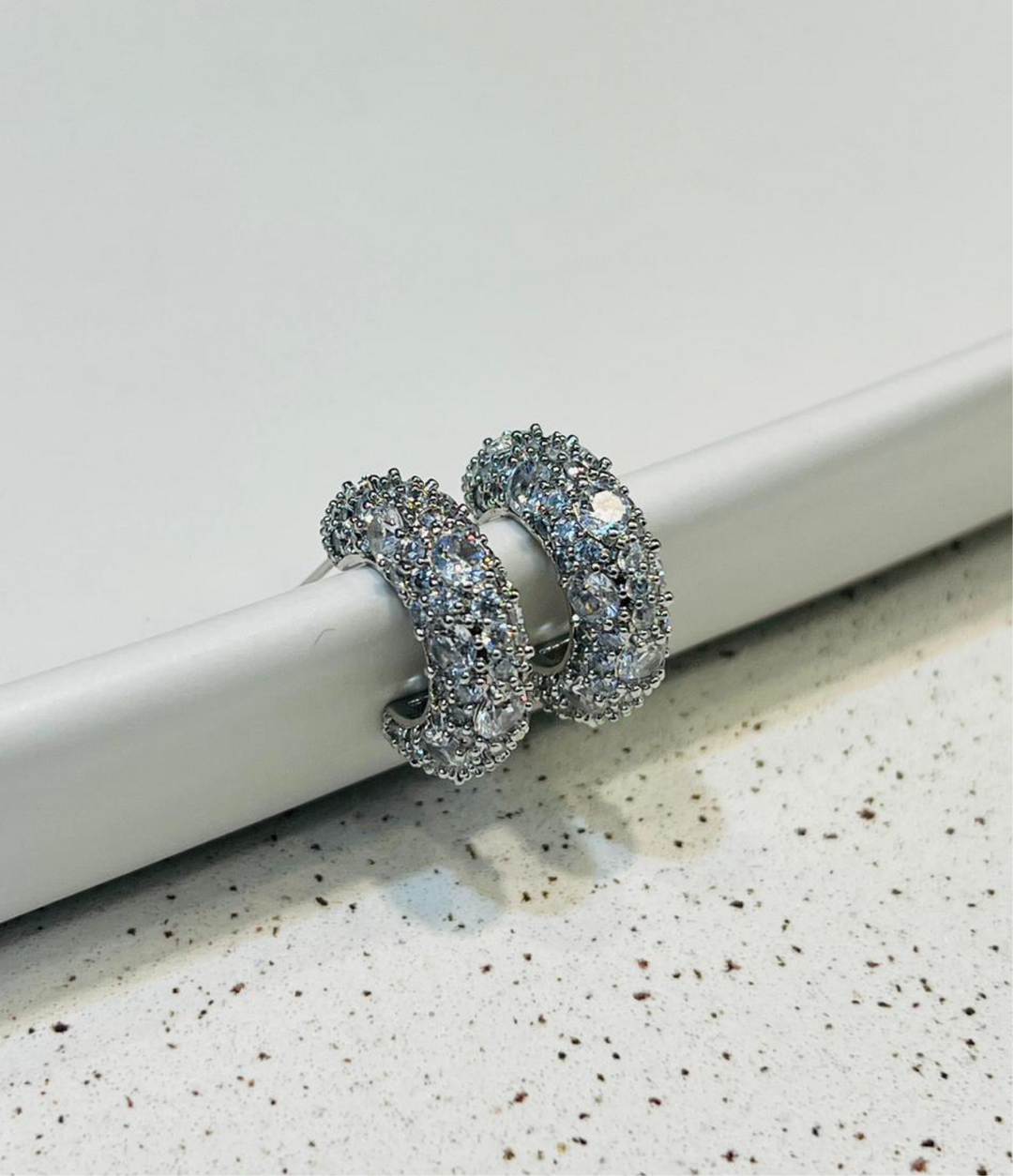 Brinco Meia Argola Cravejado com Zircônias