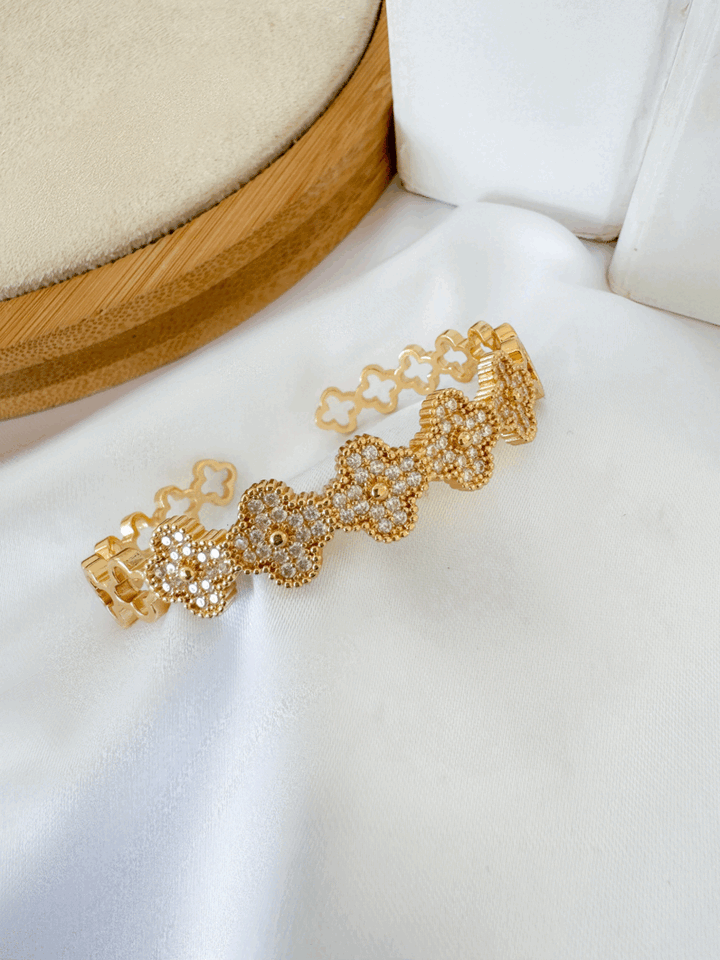 Bracelete Trevos Cravejados Vazados
