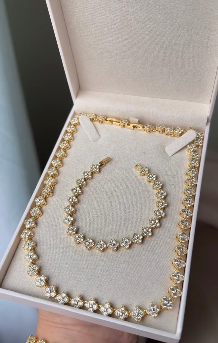 Conjunto Colar e Pulseira de Trevos Dourados em Zircônias